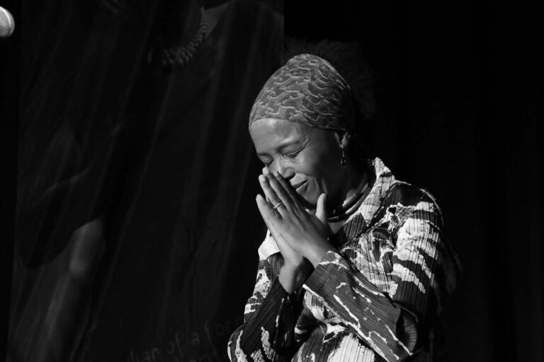 Tita Nzebi en concert, photographie de C. Mallo