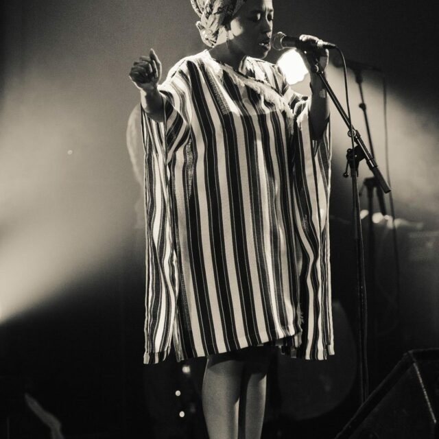 Tita Nzebi en concert, photographie de OneSnapView